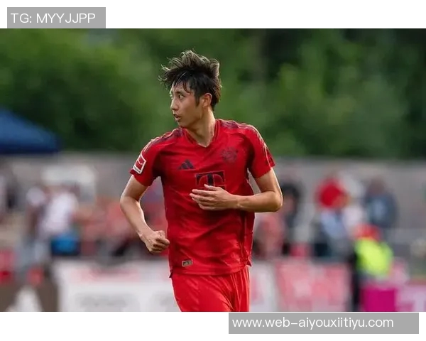 拜仁球员齐聚慕尼黑啤酒节伊藤洋辉与金玟哉同框亮相